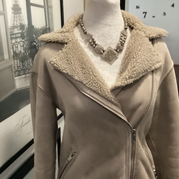 H&M a cutest suede jacket ever. Lined size 2 tan color zippered - Picture 6 of 11